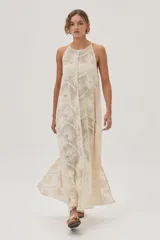 Vestido largo de red color crudo con estampado de flores, corte recto y cuello halter.