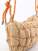 Bandolera beige acolchada con correa de soga naranja y correa de mano beige.
