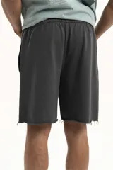 Short de jogging gris con cintura elástica y ruedo desflecado.