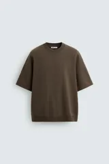 Sudadera marrón de manga corta con cuello redondo y corte relaxed fit.