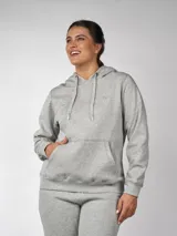 Canguro de felpa gris, con capucha y bolsillos laterales, diseño unisex y ajuste cómodo.