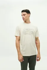 Remera gris de manga corta con cuello redondo y estampado frontal con el logo de la marca Brookfield.