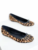 Ballerinas con estampado animal print de leopardo, con moño decorativo en la puntera y ribete negro.