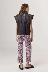 Pantalón jean wide de tiro alto con estampado de cebra en tonos rosa y negro.