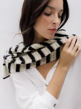 Camisa blanca de manga larga con cuello clásico, cierre de botones y corte holgado.