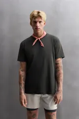 Remera deportiva color rosa claro, de tejido técnico ligero y elástico con estructura. Cuello redondo, manga corta, costuras planas y logo estampado.