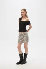 Minifalda de jean color beige con estampado animal print en tonos marrones.