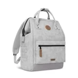 Mochila vegana e impermeable, con volumen de 12L a 26L, sistema MOLLE y compartimento acolchado para tabletas o laptops.
