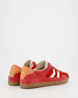 Championes Coolway modelo Kizuna, color rojo con detalles en blanco y suela color caramelo. Confeccionados en gamuza y nylon, con ajuste de cordones verdes.