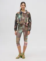 Calza 3/4 de lycra con estampado abstracto en tonos marrones, verdes y rosados.