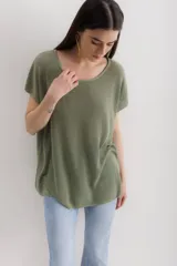 Blusa color verde militar de tejido de punto con lurex, escote redondo y mangas cortas.