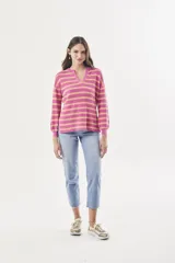 Sweater de punto a rayas horizontales fucsia y mostaza, con escote en V y mangas globo.