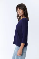 Remera azul marino de viscosa con mangas 3/4 y cuello redondo.