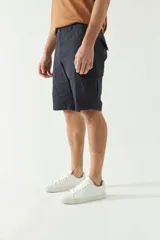 Bermuda cargo color beige para hombre, con logo en grifa metálica y pasa cinto.