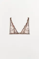 Bralette triangular de encaje color marrón con bordados florales a tono, escote pico y tirantes ajustables. Cierre trasero con gancho metálico.