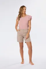 Bermuda color beige con cintura elastizada y bolsillos laterales.