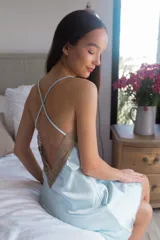 Camisón azul de satén con breteles finos y escote en V con puntilla blanca.