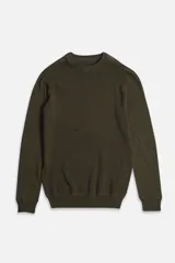 Sweater tejido de punto color gris oscuro, con fit regular y logo bordado en el pecho.