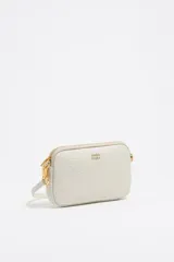 Bolso bandolera mini de piel color blanco con logo estampado de la marca Bimba y Lola.