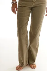 Pantalón de jean color verde oliva, de corte recto y tiro alto.