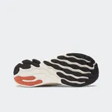 Championes de running New Balance Fresh Foam X 1080 V13, color gris claro con detalles en turquesa y negro. Presentan una entresuela gruesa de espuma blanca con tecnología Fresh Foam X y logo "N" lateral en turquesa.