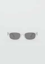 Lentes de sol rectangulares transparentes con lentes grises.