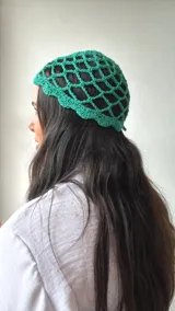 Gorro tipo vincha tejido al crochet color verde esmeralda.