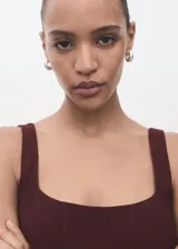 Vestido midi color borgoña, de corte evasé y tirantes anchos, con escote cuadrado y cierre de cremallera en la espalda.