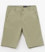 Bermuda masculina de sarga color rosado, con corte recto y bolsillos laterales.