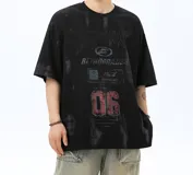 Remera negra de corte holgado con efecto tie-dye y estampado frontal con tipografía gótica y el número 06.