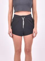 Short deportivo negro con cintura elástica y cordón ajustable.