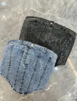 Corset strapless de jean con brillos y elástico en la espalda.