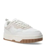 Zapatillas deportivas acordonadas color blanco con suela marrón.