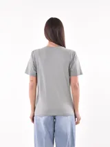 Remera blanca de algodón con estampado de limones y texto en azul.