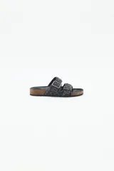 Sandalia baja abierta de cuero con bordado de mostacillas, canutillos y strass en toda la parte exterior. Plantilla de corcho a la vista forrada con cuero y fondo de goma. Hebillas metálicas color peltre.