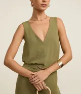 Blusa negra sin mangas con escote en V y textura airflow.