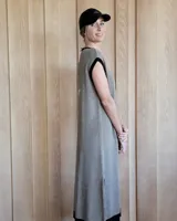 Vestido largo gris con ribete negro y estampado de estrella blanca en la espalda.