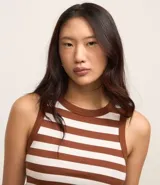 Musculosa corta de viscosa texturizada con estampado a rayas horizontales en blanco y negro.