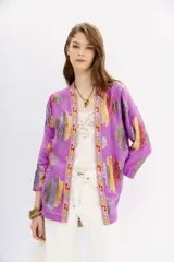 Kimono de viscosa con jacquard en lurex multicolor, bordado de hilo y piedras en cuello y cartera. Largo a la cadera, con ruedo redondeado y forrería en viscosa a tono.