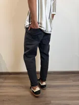 Pantalón jean celeste de corte amplio y tiro alto.