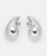 Aros plateados con forma de gota.