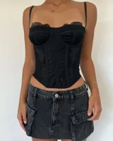 Corset de encaje negro con tirantes finos regulables.