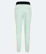 Pantalón de vestir color verde claro, de corte recto, con bolsillos laterales y traseros.