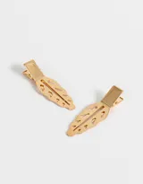 Set de dos hebillas doradas para el pelo con forma de hoja calada.