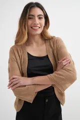 Cardigan corto de tejido de punto color camel, con cuello redondo y manga tres cuartos.