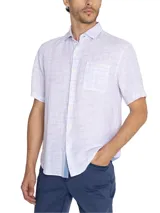 Camisa de manga corta blanca con textura multicolor, confeccionada en lino orgánico y tencel. Tiene bolsillo en el pecho con botón.