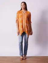 Camisa naranja con estampado cachemir, cuello mao, escote en V y cierre frontal con botones. Mangas 3/4 regulables con presilla y ruedo asimétrico.