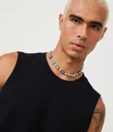 Musculosa marrón de algodón con cuello redondo y corte clásico.