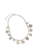 Collar plateado con cadena de eslabones y dijes colgantes con forma de corazones y moños.
