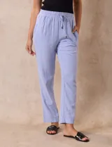 Pantalón de lino color celeste, marca Cable & Gauge. Tiene pretina ancha elastizada con lazo de ajuste, bolsillos delanteros y botamanga.